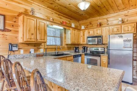 The Great Escape - Min From Parkway With Hot Tub Villa Gatlinburg Exterior photo